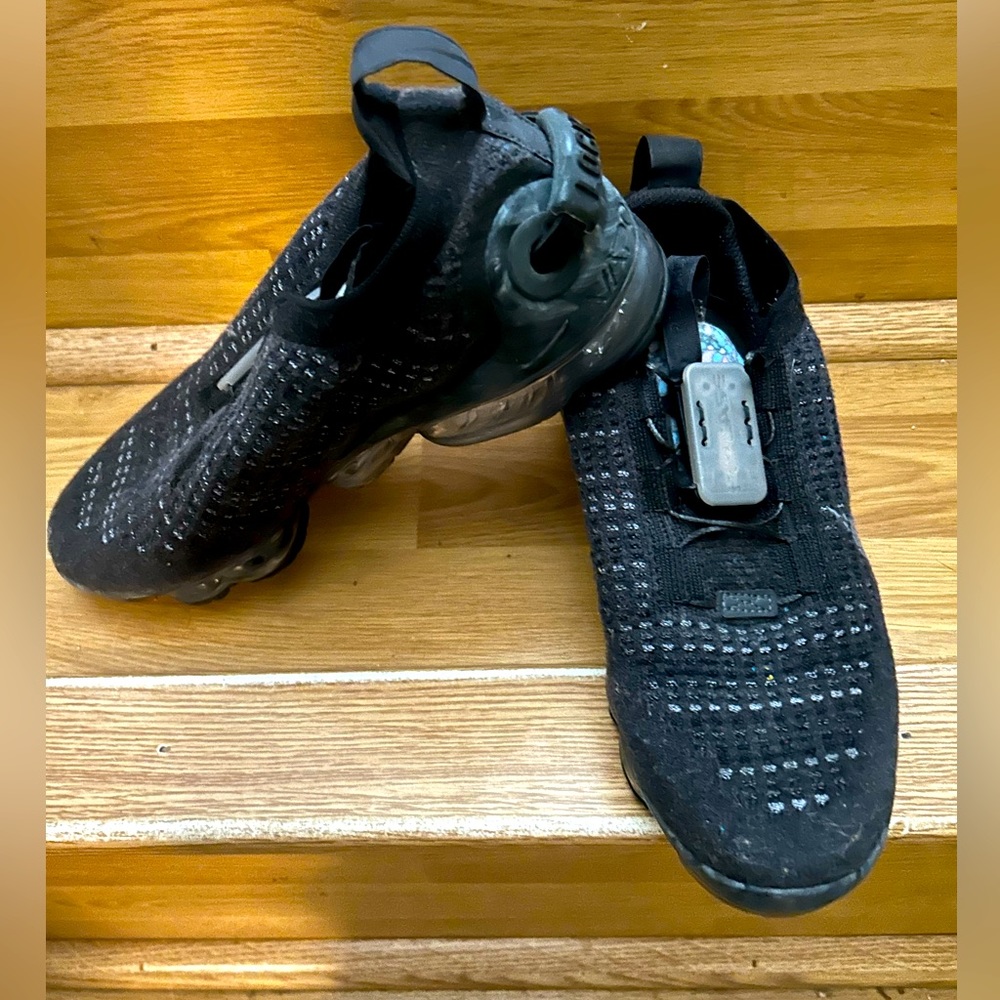 Youth Vapor Max Nike pull lock behind heel.